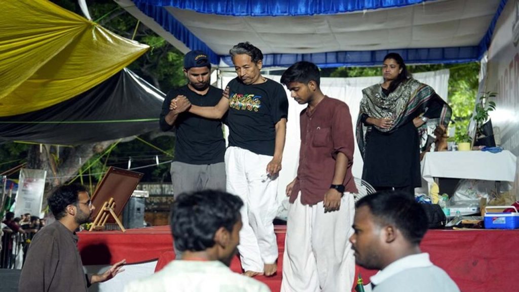 Sonam Wangchuk: దీక్ష భగ్నం.. సోనమ్ వాంగ్‌చుక్‌ను ఆసుపత్రికి తరలింపు..
