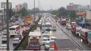 Gurugram: గురుగ్రామ్‌పై జలఖడ్గం.. 10 కి.మీ ట్రాఫిక్ జామ్.. ఎటుచూసినా నీళ్లే