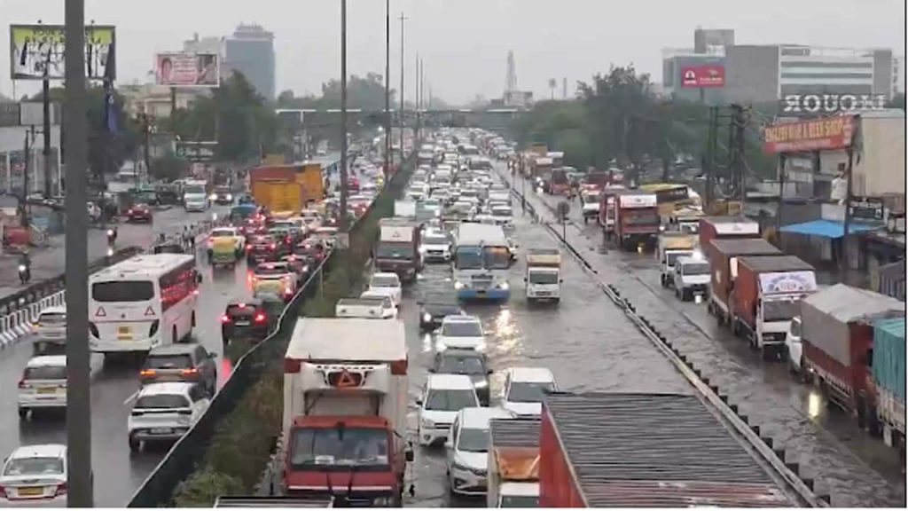 Gurugram: గురుగ్రామ్‌పై జలఖడ్గం.. 10 కి.మీ ట్రాఫిక్ జామ్.. ఎటుచూసినా నీళ్లే