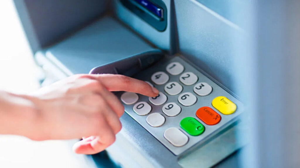 ATM Pin: ఏటీఎం పిన్‌లో కేవలం నాలుగు నెంబర్లు మాత్రమే ఎందుకుంటాయి..? ఓహో.. అసలు సీక్రెట్ ఇదా..