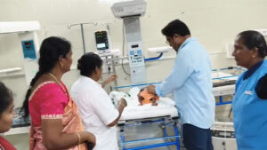 ముళ్లపొదల్లో నుంచి పసిపాప ఏడుపు శబ్ధాలు.. వెళ్లి చూడగా ఊహించని సీన్..!