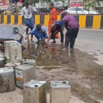 Telangana: అయ్య బాబోయ్.. నూనెను కూడా వదిలిపెట్టరా..? రోడ్డుపై జనం ప్రాకులాట..