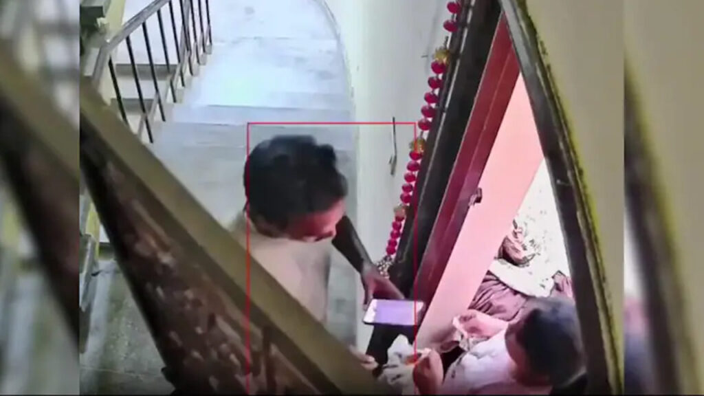 Viral Video: ఆన్‌లైన్‌ ఆర్డర్స్‌ పెడుతున్నారా..? అయితే, ఈ వీడియో మీ కోసమే..సీసీటీవీలో ఘోరం!