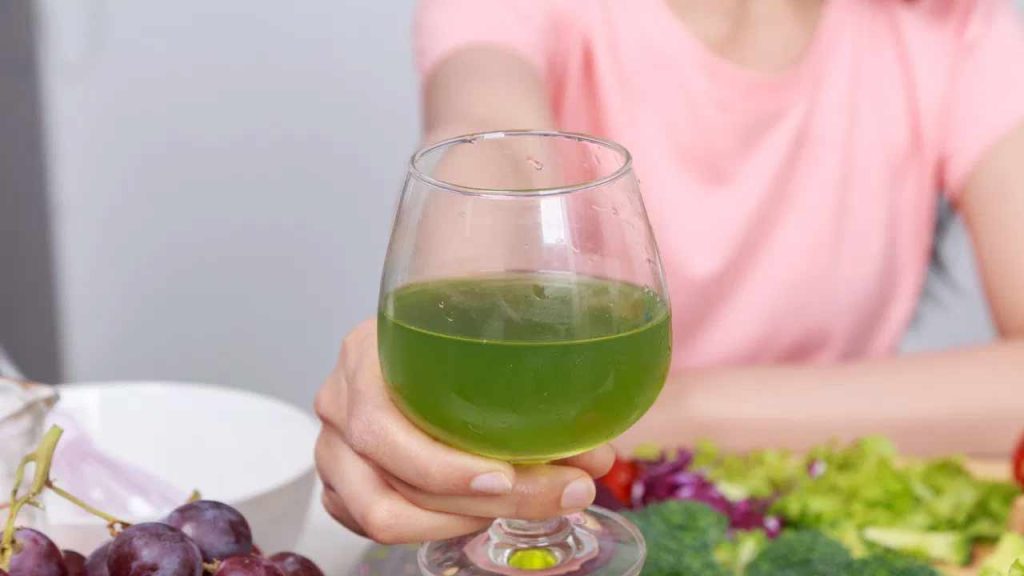 Natural Drinks : రక్తంలో యూరిక్ యాసిడ్ తగ్గాలంటే.. ఈ నాచురల్ డ్రింక్స్ తప్పక తాగండి