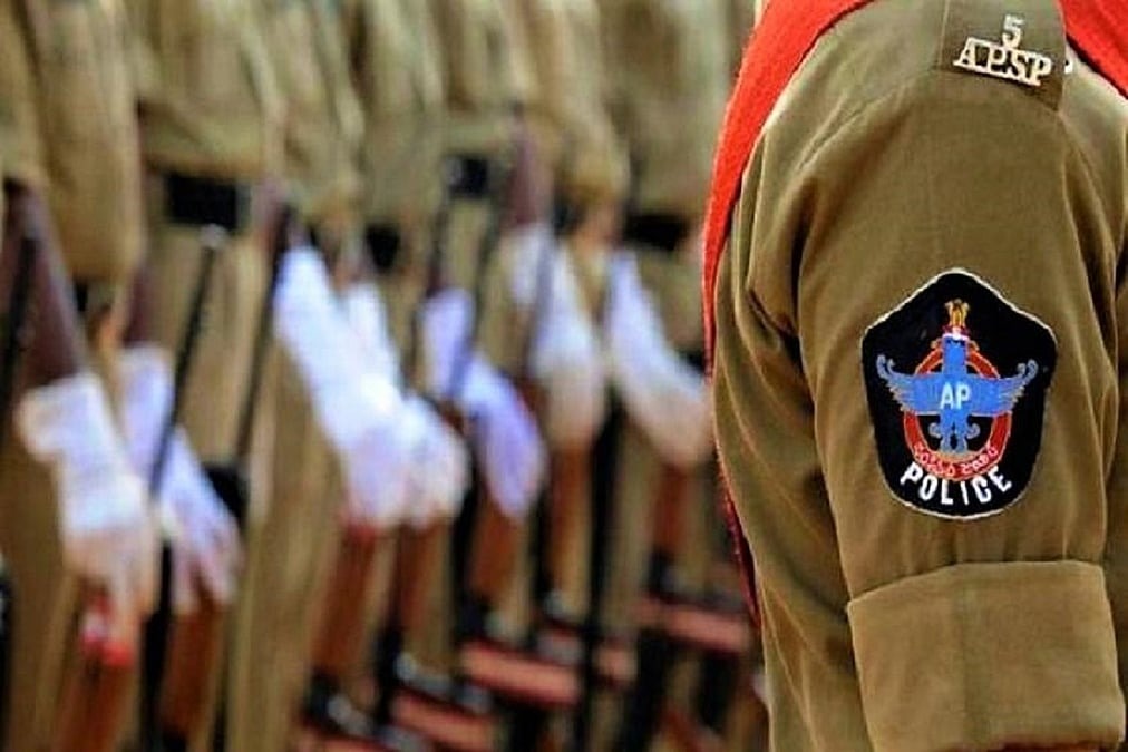 Police Transfers: పోలీస్ శాఖలో భారీగా బదిలీలు.. రెండేళ్లు పూర్తిచేసిన వారికి అవకాశం..