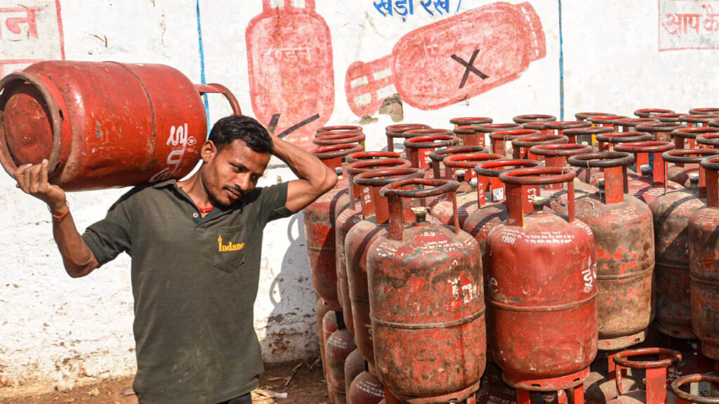 Gas Cylinders: గ్యాస్ సిలిండర్లకు కొత్త రూల్స్.. నిబంధనల్లో కేంద్రం భారీ మార్పులు.. గైడ్‌లైన్స్ జారీ..