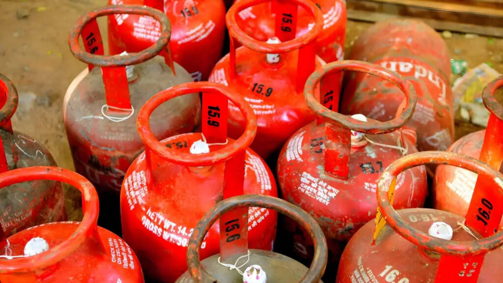 LPG Gas Supply: మళ్లీ ముదిరిన వార్.. సామాన్యులపై మరోసారి భారం.. గ్యాస్ ధరలు మళ్లీ పెరుగుతాయా..?