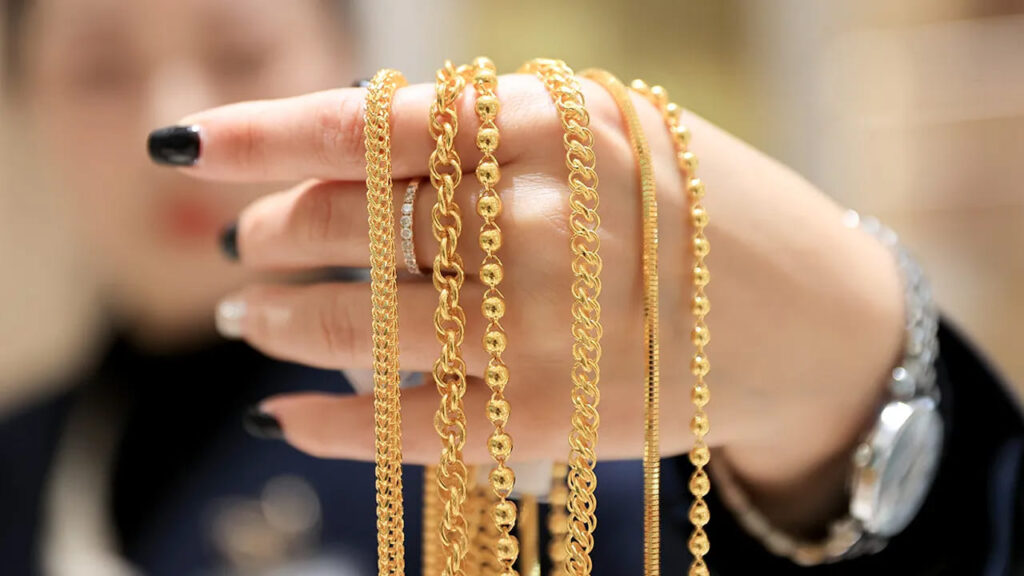 Gold Prices: గోల్డ్ ప్రియులకు బిగ్ షాకింగ్ న్యూస్.. ఇవాళ భారీగా పెరిగిన ధరలు.. వామ్మో.. ఒకేసారి తులం ఎంతంటే..?