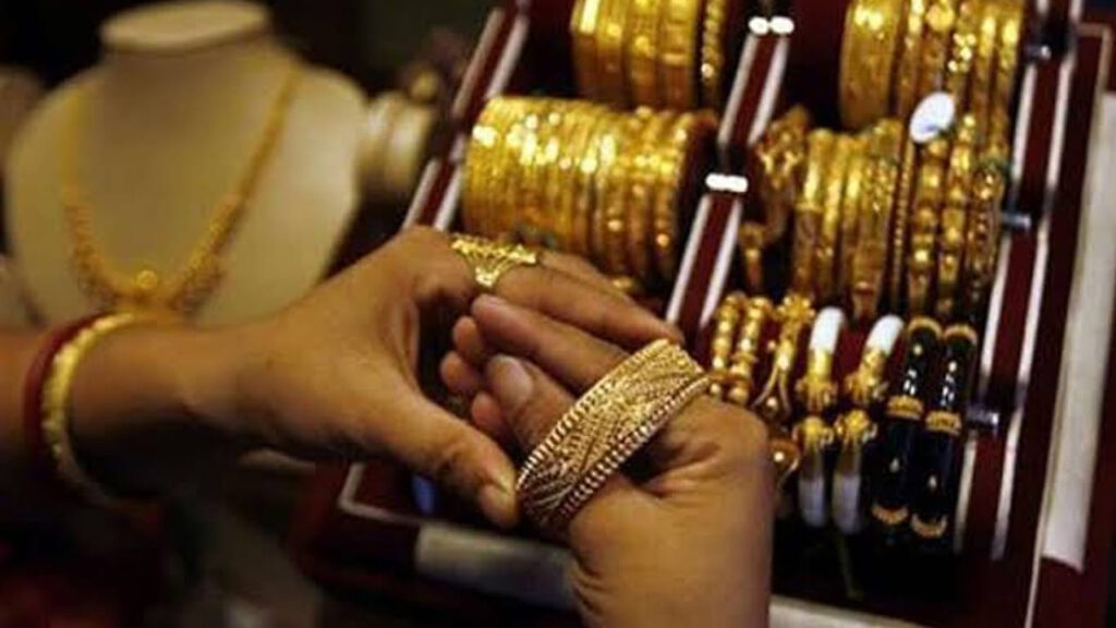 Gold Prices: గంటల్లోనే మారిన బంగారం ధరలు.. ఒక్కసారిగా ఊహించని ఛేంజ్.. ఇప్పుడు తులం ఎంతంటే..?