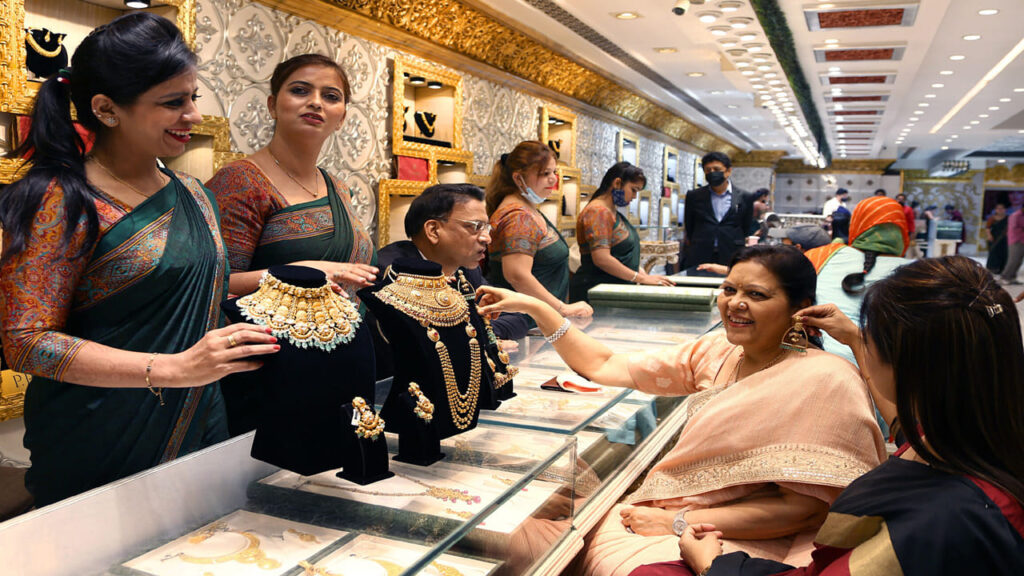 Gold Price: బంగారం, వెండి ధరలపై షాకింగ్‌ న్యూస్‌.. తగ్గినప్పుడు కొనడమే మంచిదంటున్న రాబర్ట్ కియోసాకి