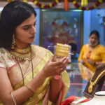Gold Prices: మళ్లీ దిగొచ్చిన బంగారం ధరలు.. వారం ప్రారంభంలోనే బిగ్ రిలీఫ్.. తెలుగు రాష్ట్రాల్లో తులం ఎంతంటే..?