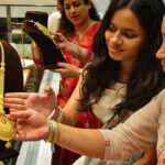 Gold Prices: బంగారం ధరలపై బాంబ్ పేల్చే న్యూస్.. దీపావళి నాటికి అంతకు చేరుకుంటాయా..?