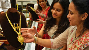 Gold Prices: బంగారం ధరలపై బాంబ్ పేల్చే న్యూస్.. దీపావళి నాటికి అంతకు చేరుకుంటాయా..?