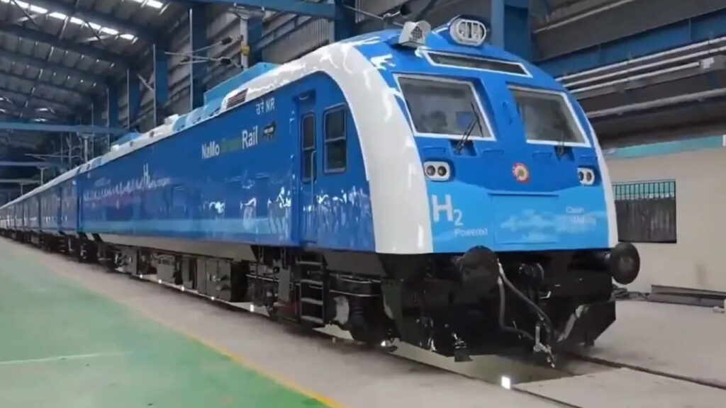 Indian Railway: రేపటి నుంచే దేశంలో తొలి హైడ్రోజన్ రైలు పరుగులు.. ఈ రూట్లోనే సర్వీసులు.. ఫీచర్లు మాములుగా లేవు..
