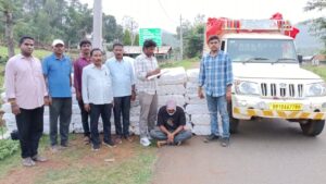 Andhra News: పైనచూస్తే తెల్లటి సంచులు.. డౌట్ వచ్చి విప్పి చూడగా.. దిమ్మతిరిగే సీన్