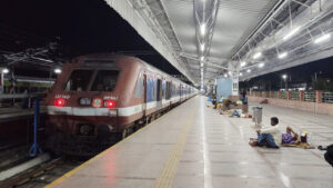 Indian Railways: రైలెక్కే ముందు ఎందులో ఎన్ని సీట్లు ఖాళీగా ఉన్నాయో మీ మొబైల్‌లోనే తెలుసుకోవచ్చు.. టికెట్ పొందడానికి సూపర్‌ ట్రిక్‌