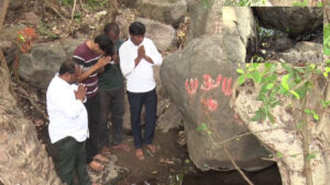 కొండగట్టులో మహాద్బుతం.. బండ నుంచి ఉబికి వస్తున్న నీరు! రోగాలను నయం చేసే గుణం ఉందంటూ..