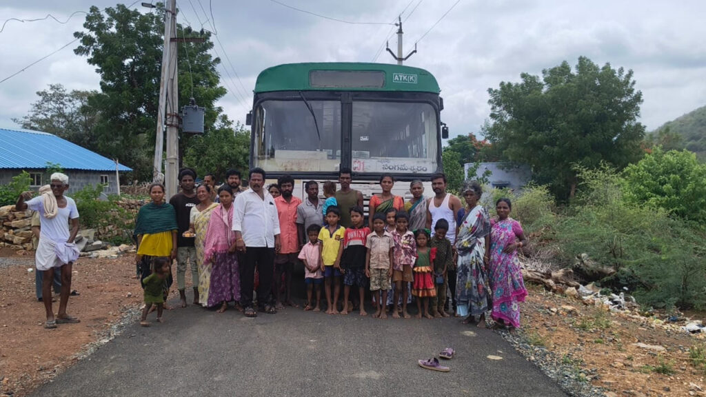 48 ఏళ్ల తర్వాత గ్రామానికి బస్సు.. ఆనందంతో కన్నీళ్లు పెట్టుకున్న గ్రామస్తులు!