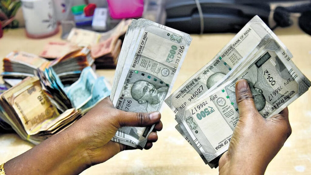 Bank Account: బ్యాంక్ అకౌంట్లో అంతకంటే ఎక్కువ నగదు డిపాజిట్ చేస్తున్నారా..? ఐటీ శాఖ నుంచి ఏ క్షణమైనా నోటీసులు..