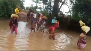 Mulugu : ప్రాణాలతో చెలగాటం.. వర్షాకాలంలో వాగు దాటేందుకు ఆదివాసీల అవస్థలు.!