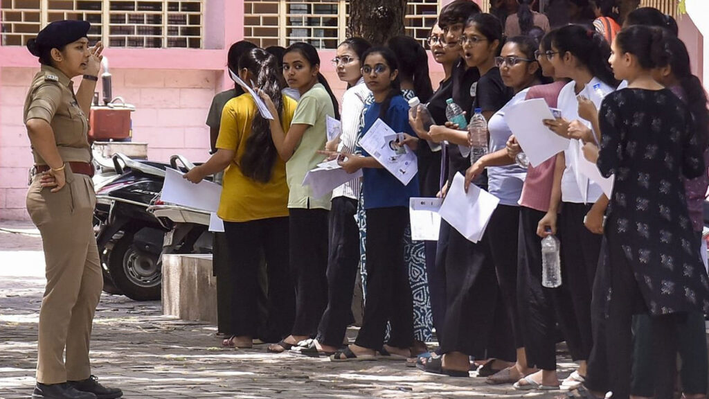 NEET re-exam 2026 అభ్యర్ధులకు చివరి అవకాశం.. మరికొన్ని గంటల్లో ముగుస్తున్న గడువు