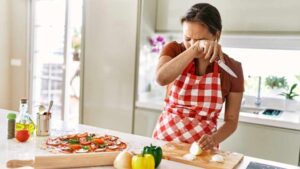 Kitchen Hacks : ఉల్లిపాయలు కోసేటప్పుడు కన్నీళ్లకు బైబై.. కళ్లమంటను తగ్గించే సింపుల్ చిట్కాలు.!