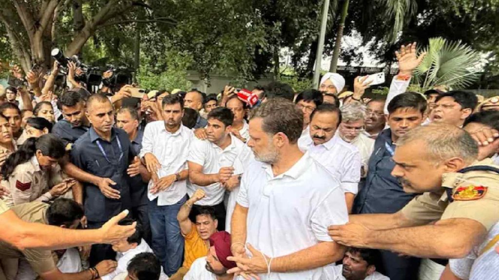 Congress: బంగ్లాదేశ్ ఉదాహరణతో కాంగ్రెస్‌కు కేంద్రం స్ట్రాంగ్ వార్నింగ్.. ప్రధాని నివాసం ముందు నిరసనపై ఫైర్