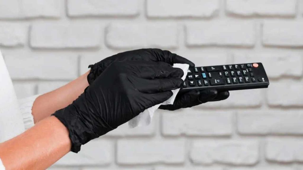Remote Cleaning : వర్షాల్లో టీవీ రిమోట్ పనిచేయడం లేదా? ఈ 4 ట్రిక్స్‌తో కొత్తదానిలా మారుతుంది.!