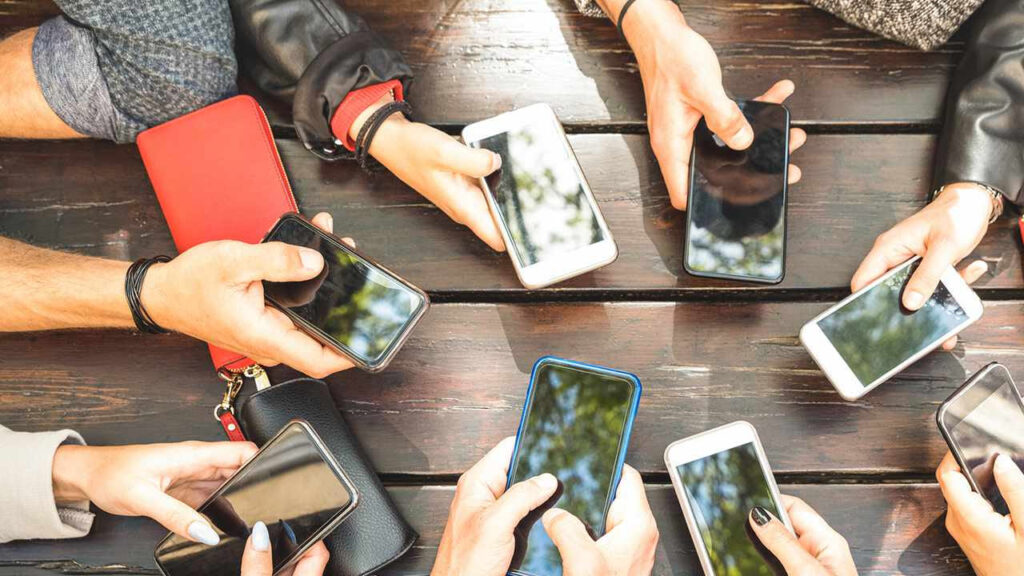 Smart Phones: భారీగా పెరగనున్న స్మార్ట్‌ఫోన్, ల్యాప్‌టాప్ ధరలు..! ఒకేసారి ఎంతంటే..?