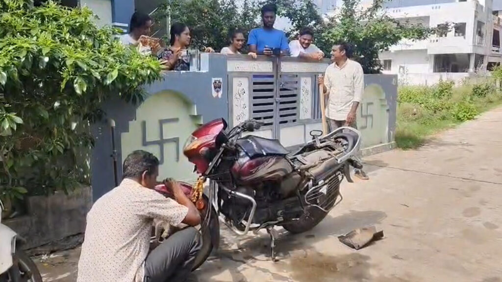 బాబోయ్.. బైక్‌ స్టార్ట్ చేస్తుండగా ఏవేవో శబ్ధాలు.. కట్ చేస్తే, వణికిపోయే సీన్.. ఇదిగో వీడియో