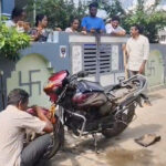 బాబోయ్.. బైక్‌ స్టార్ట్ చేస్తుండగా ఏవేవో శబ్ధాలు.. కట్ చేస్తే, వణికిపోయే సీన్.. ఇదిగో వీడియో
