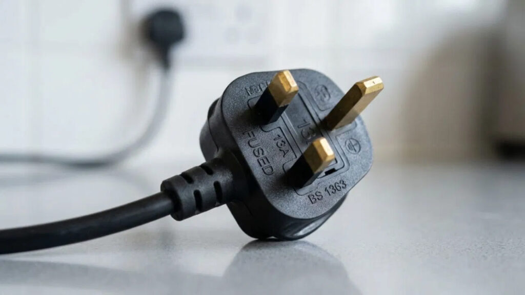 Three Plug Pin: ఎలక్ట్రిక్ 3-పిన్ ప్లగ్‌లో ఆ ఒక్క పిన్ పెద్దదిగా ఎందుకు ఉంటుంది? దీని వెనుక ఉన్న అసలు సీక్రెట్ ఇదే!